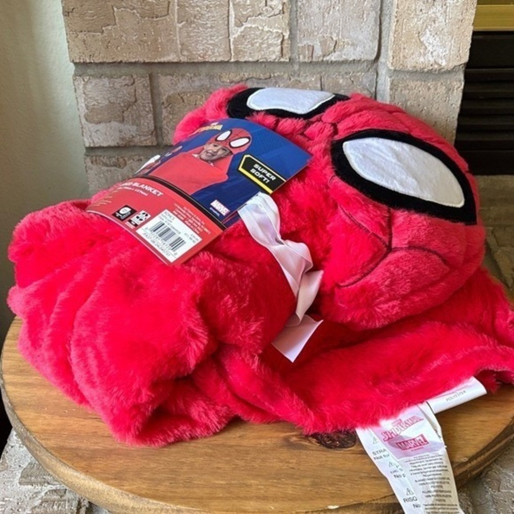 Marvel Kids Spider-Man Red Plush  Hooded Throw Blanket 30in x 50in NWT - Picture 8 of 8